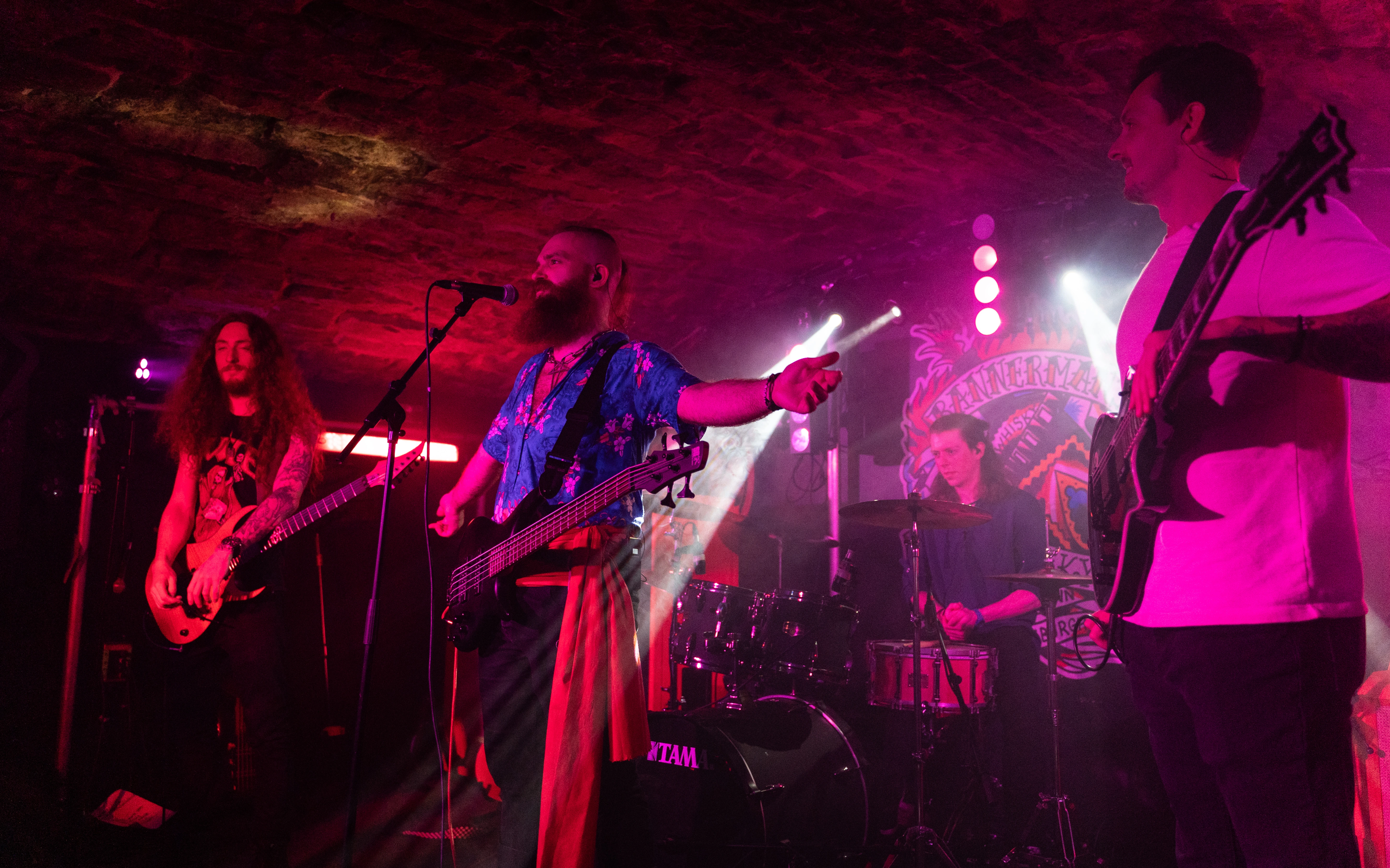 Anchorsmashed performing live
